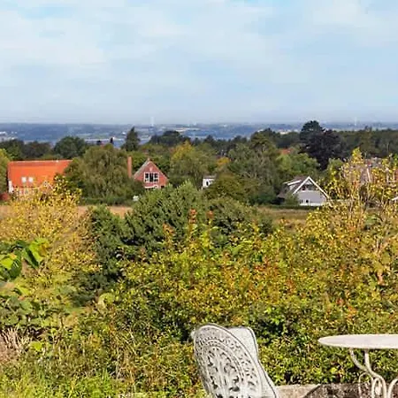 Idyllic Surrounded By Fields بيت للعطل *